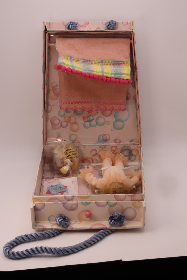 riley & Jingles ピンクのロンパースを着た女の子ドール19cm