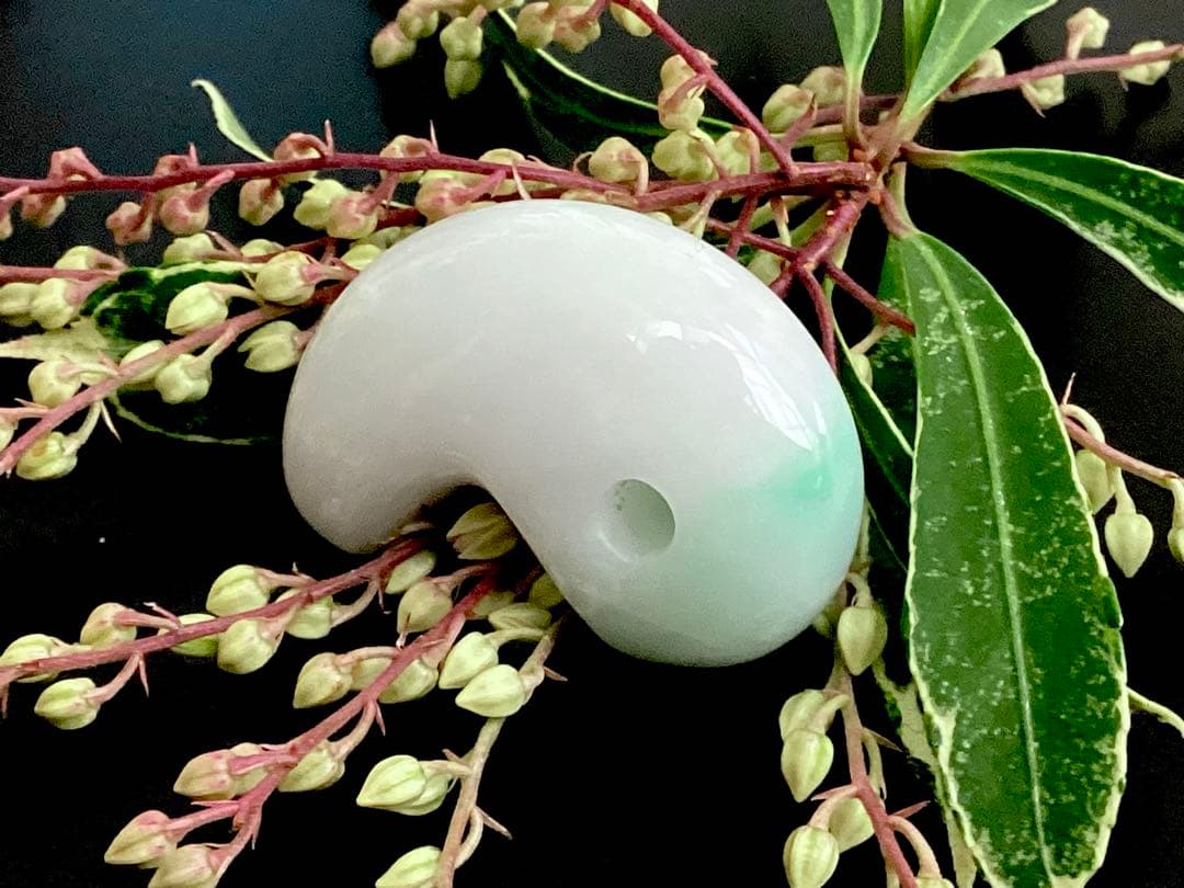 ✳premiumシリーズ一流の勾玉　糸魚川翡翠　再結晶線入り　御守りに鑑別書付‼️