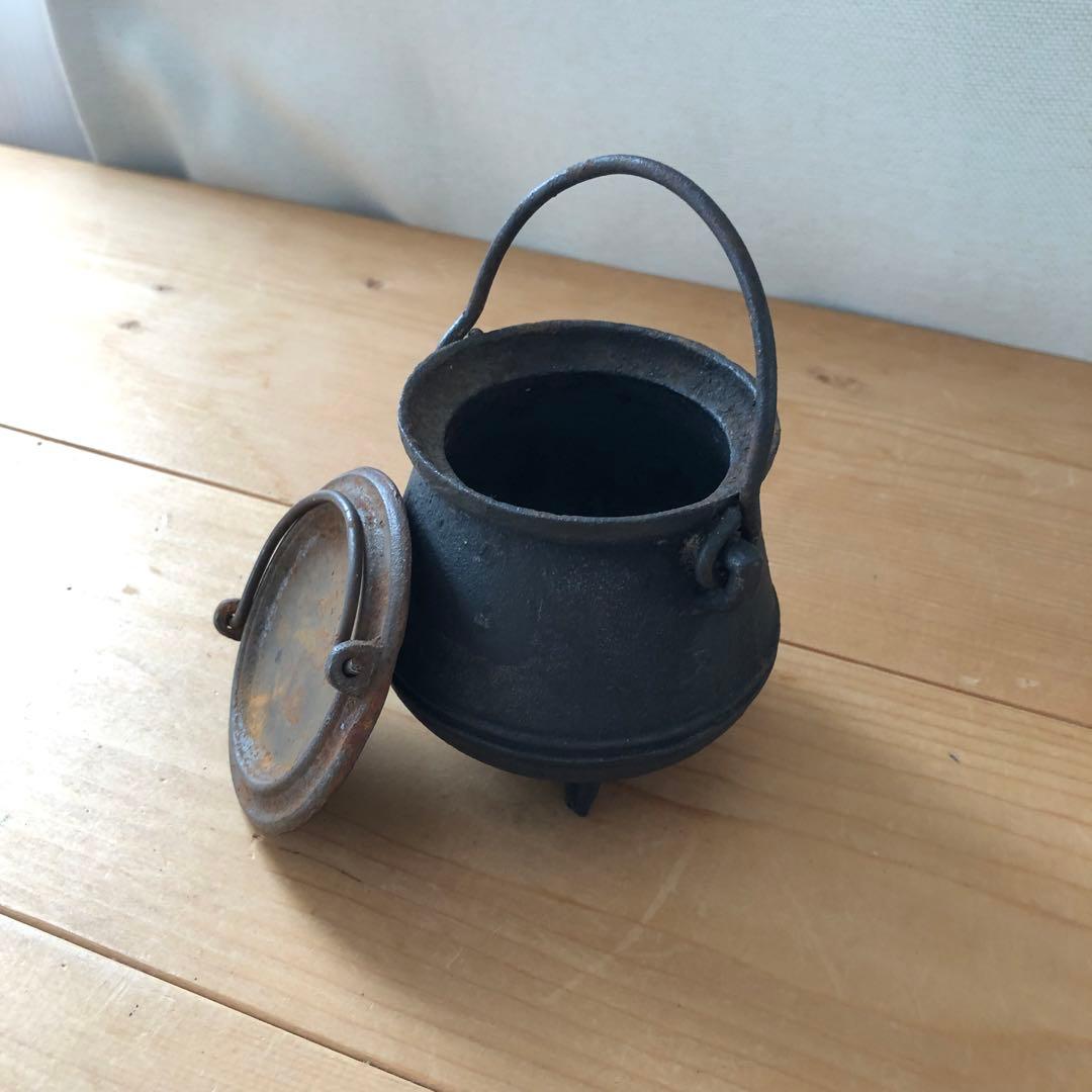 古い小さな鉄鍋（釜）　三ツ足　蓋付き　アンティーク　フランス　蚤の市　no.99