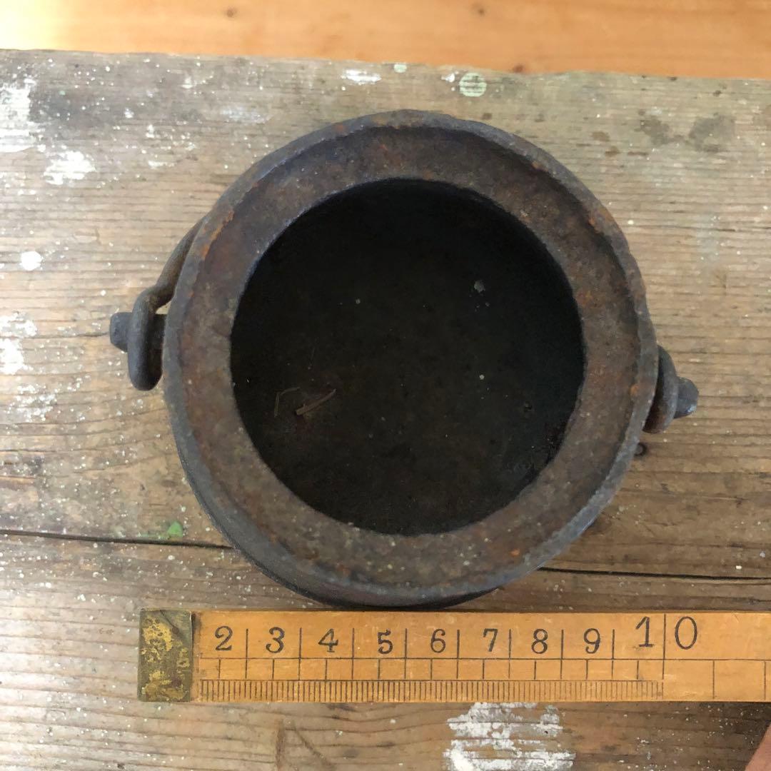 古い小さな鉄鍋（釜）　三ツ足　蓋付き　アンティーク　フランス　蚤の市　no.99