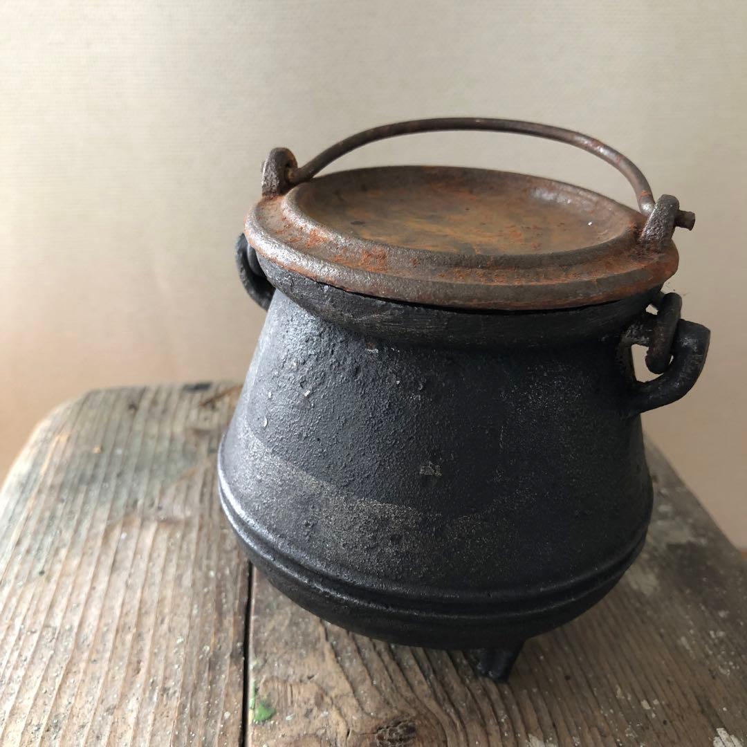 古い小さな鉄鍋（釜）　三ツ足　蓋付き　アンティーク　フランス　蚤の市　no.99