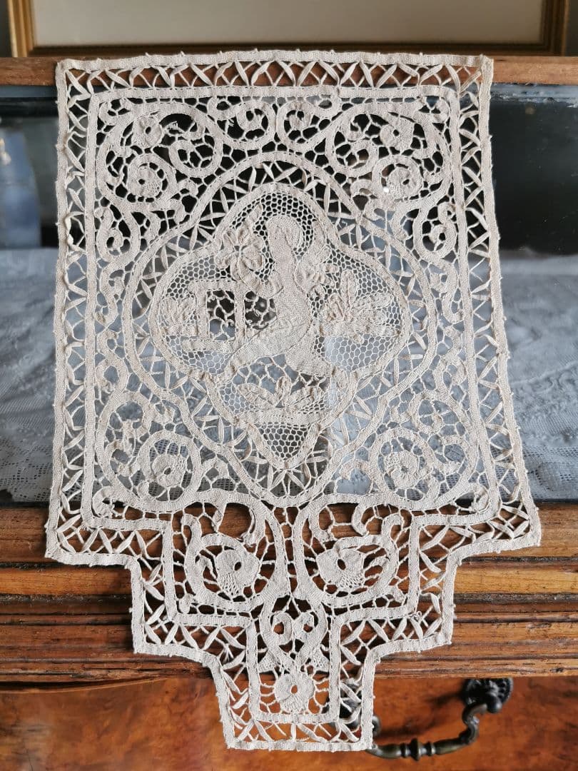 アンティークイタリア カントゥーレース 花を運ぶ草原のエンジェル トレイクロス