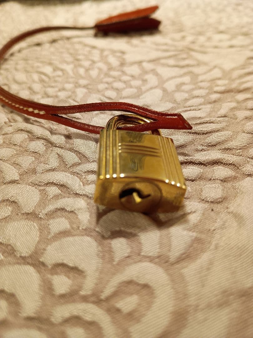 エルメス ケリーバッグ バーガンディ色の付属品 カデナ、クロシェット、鍵