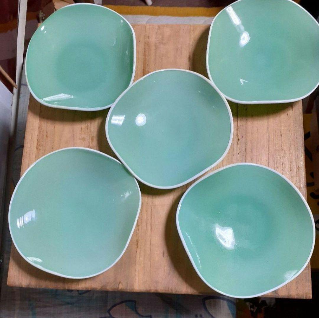 緑色の不規則な形の皿 ３０cm弱大皿一枚と１５cm中皿５枚のセット