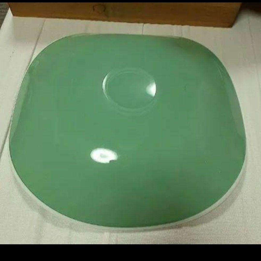 緑色の不規則な形の皿 ３０cm弱大皿一枚と１５cm中皿５枚のセット