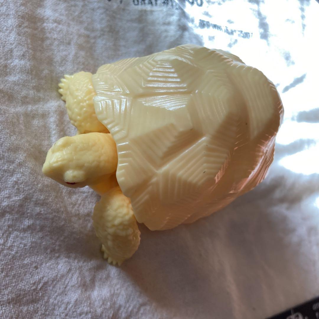 亀　フィギュア　ガチャ　バンダイ　ミルキーカラー　赤目