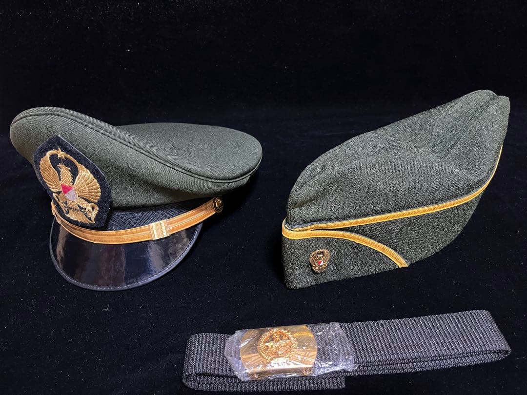 インドネシア国軍　陸軍の帽子2種とベルト　TNI