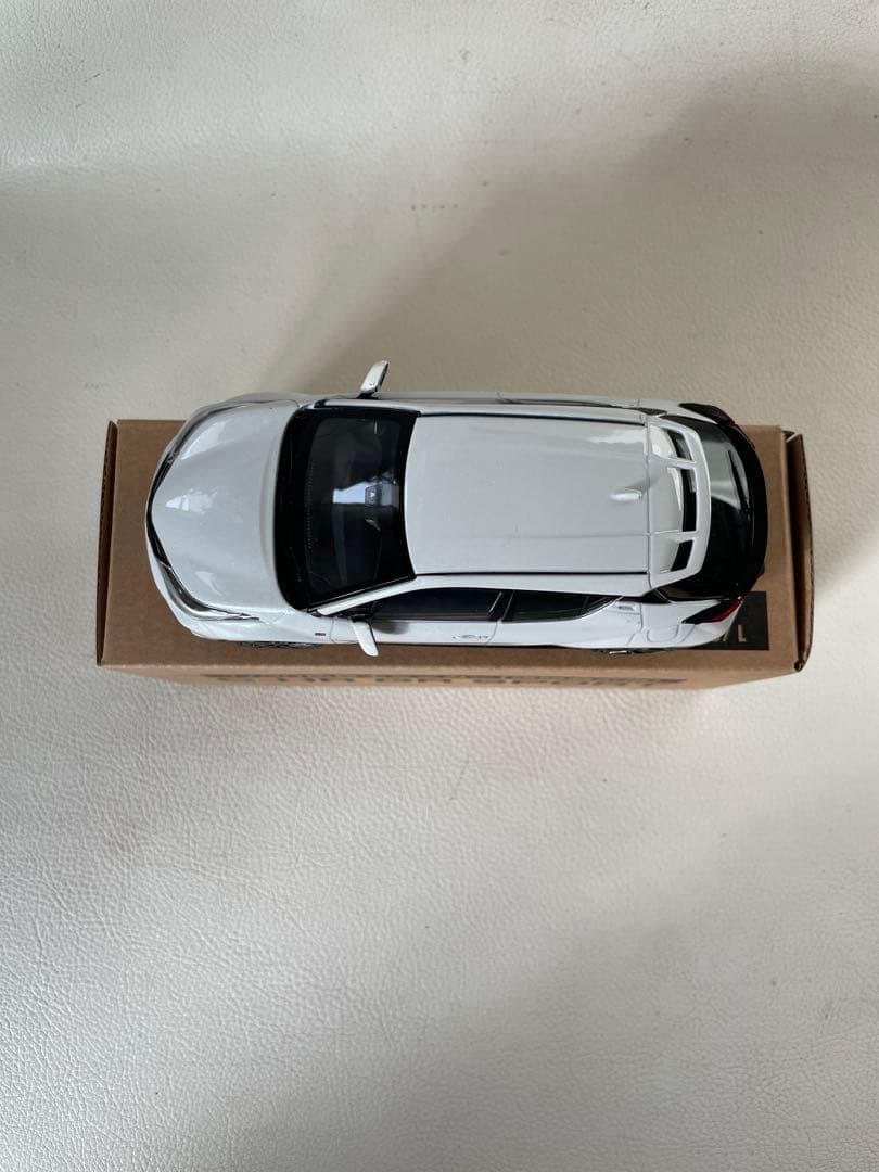 トヨタ C-HR GRスポーツ ① 070 ホワイトパールクリスタルシャイン