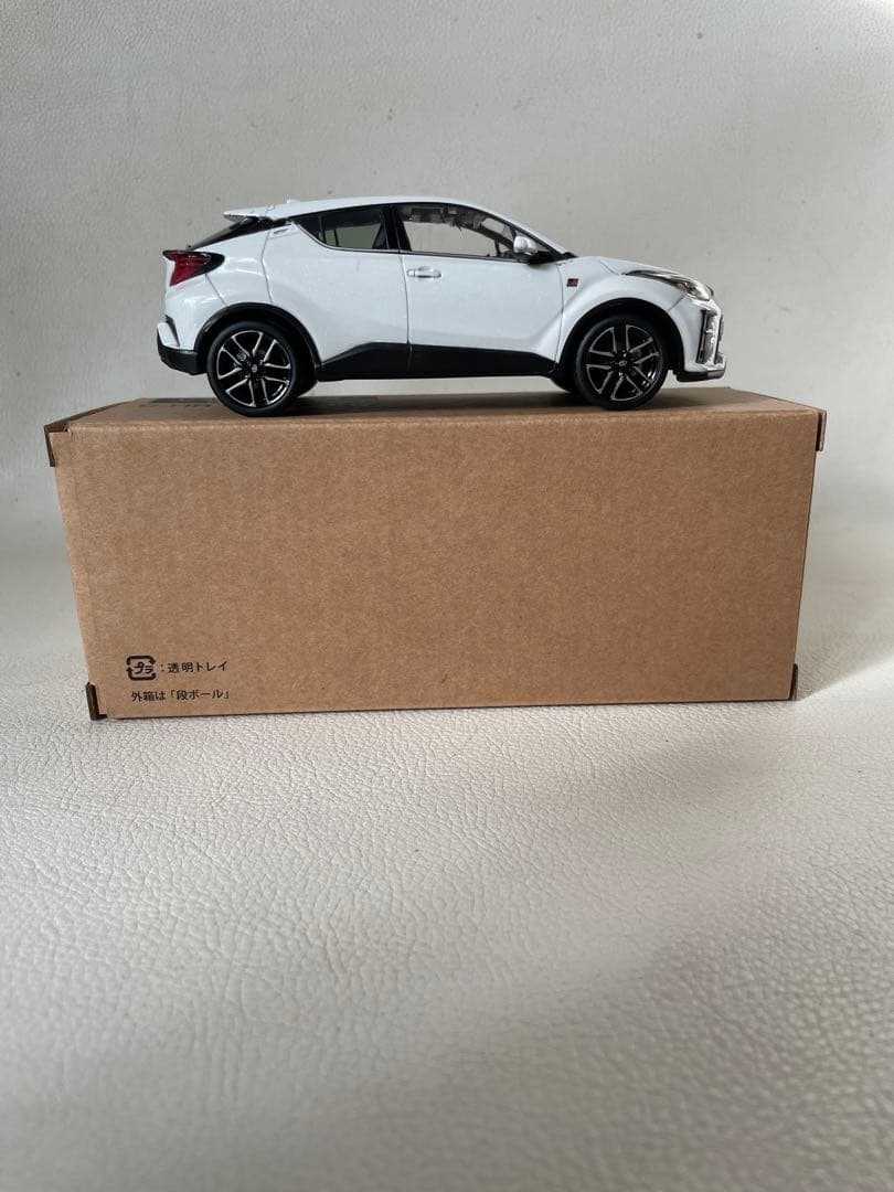 トヨタ C-HR GRスポーツ ① 070 ホワイトパールクリスタルシャイン