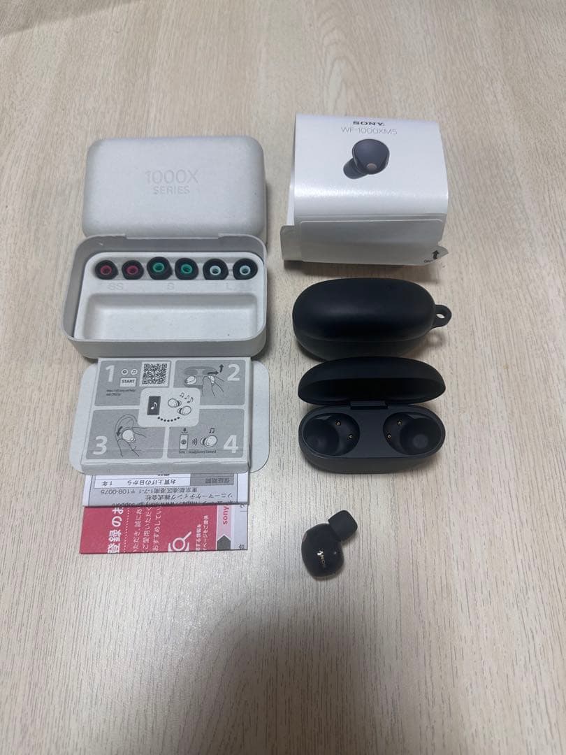 Sony WF-1000XM5 (左とケース)