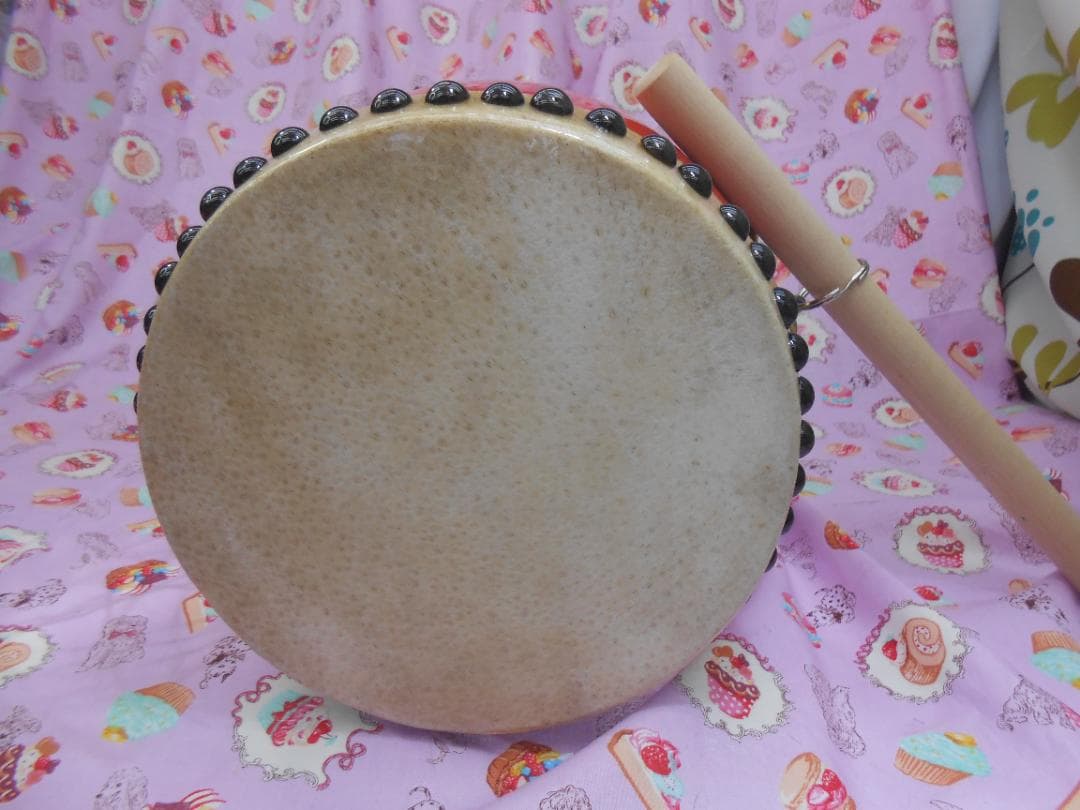 新品未使用(送料無料)14.980円　小太鼓18cm赤いサージ/モス布撥付き