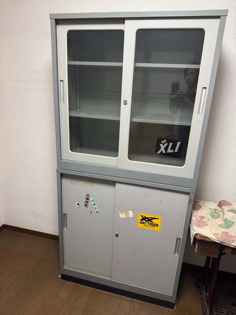 グレー スチールキャビネット ガラス扉付き