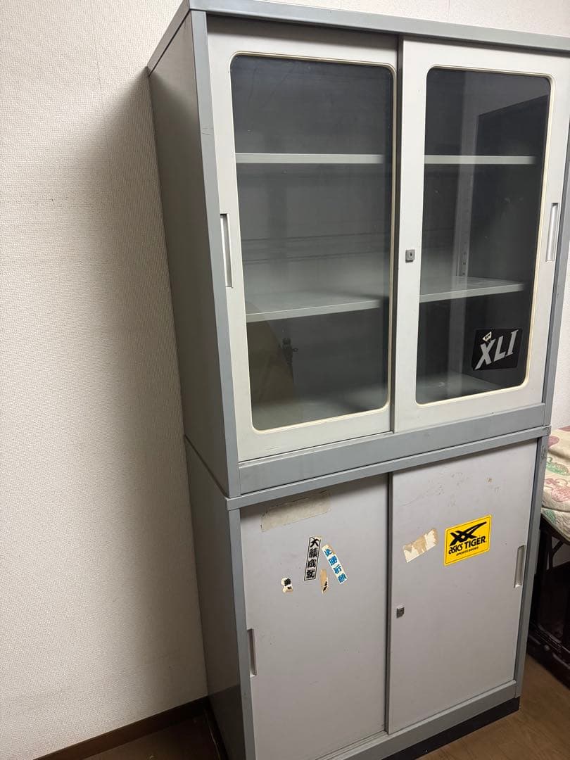グレー スチールキャビネット ガラス扉付き