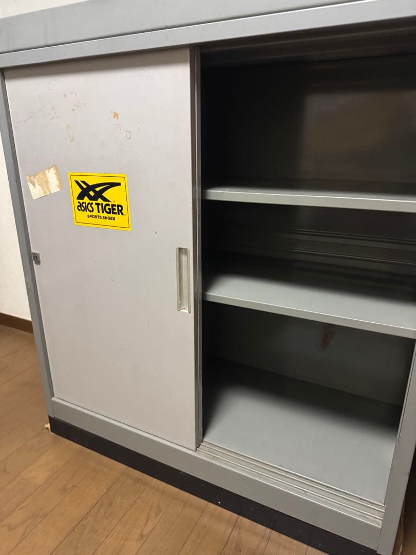 グレー スチールキャビネット ガラス扉付き