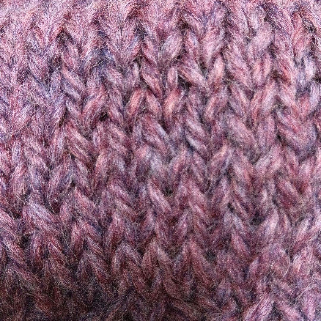 タートルネックニット犬服 羽モチーフ付き　ハンドメイド