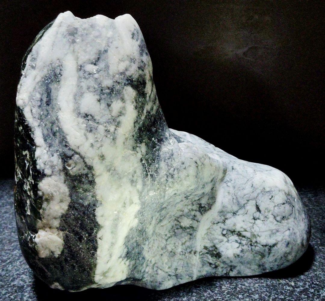 ★翡翠原石★糸魚川【コン・ザ・ワスーカル底カット3844ｇ】