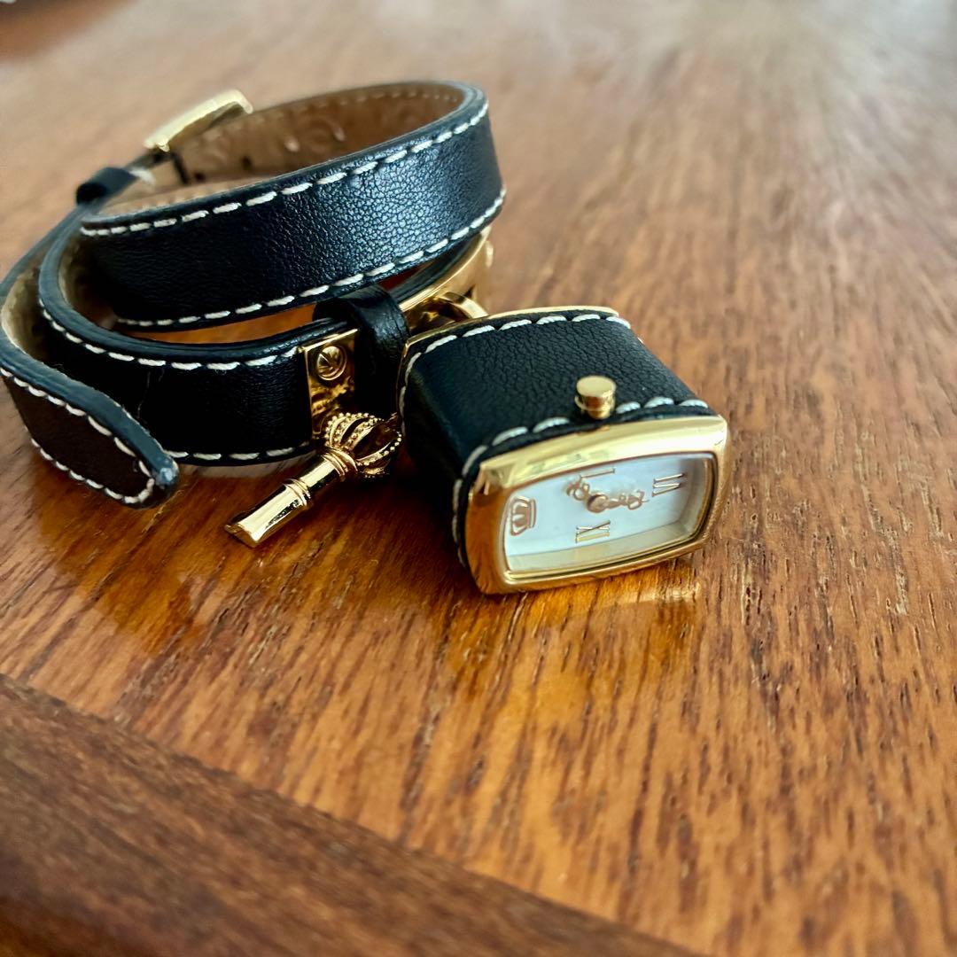 ジューシークチュール　腕時計　鍵型のブラックレザー 二重巻き　姫　スクエア型
