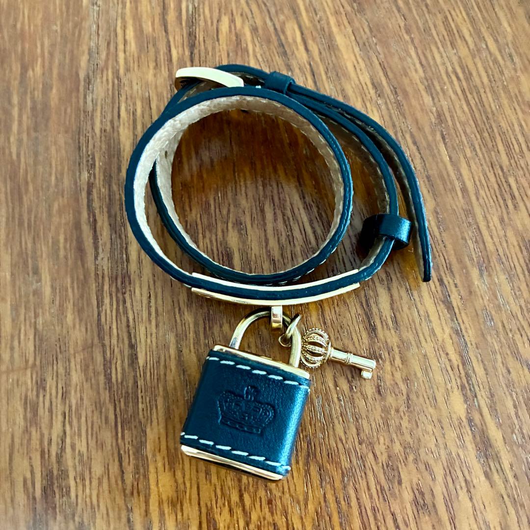 ジューシークチュール　腕時計　鍵型のブラックレザー 二重巻き　姫　スクエア型