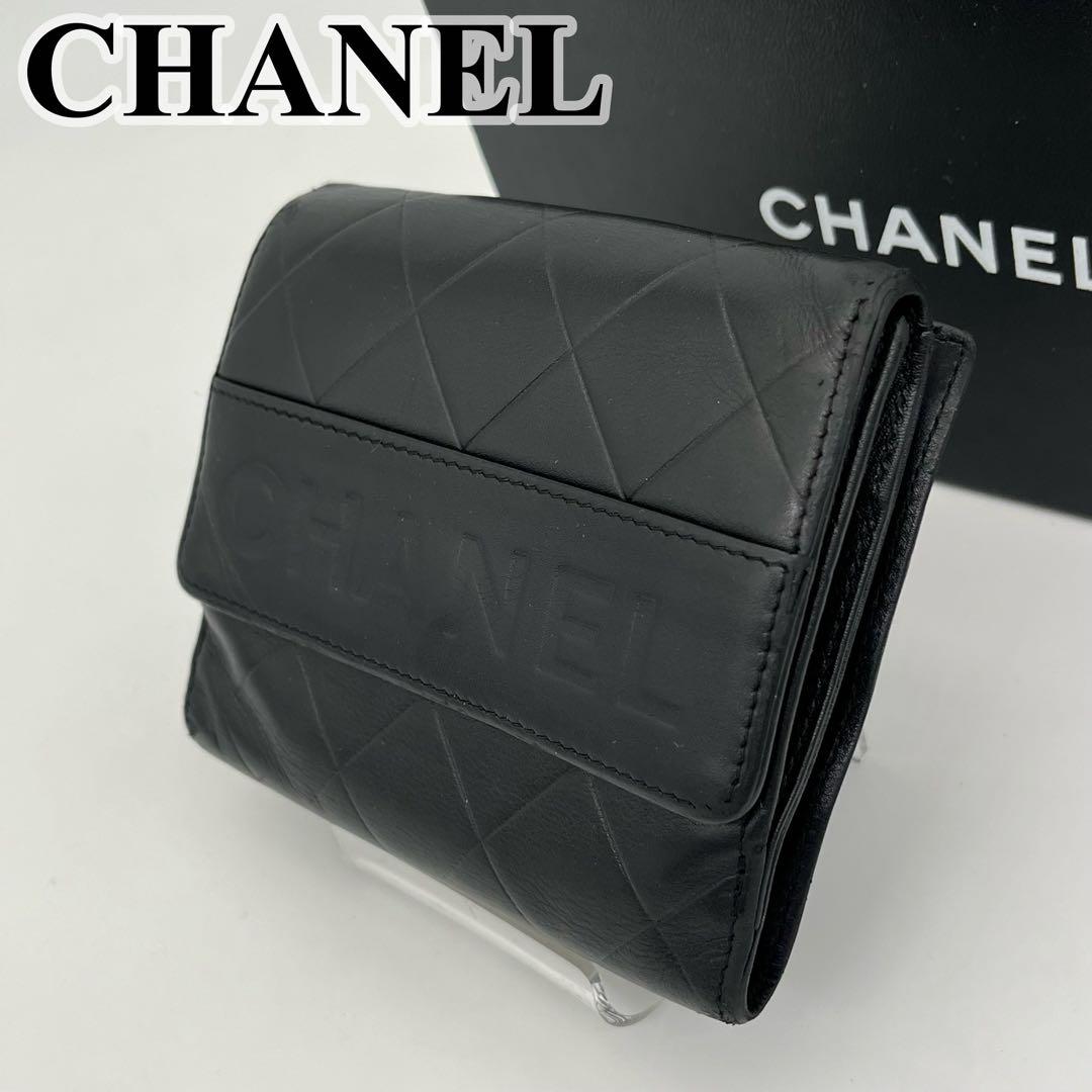 CHANEL 二つ折り財布 コンパクト ロゴ型押し 黒 レザー キルティング