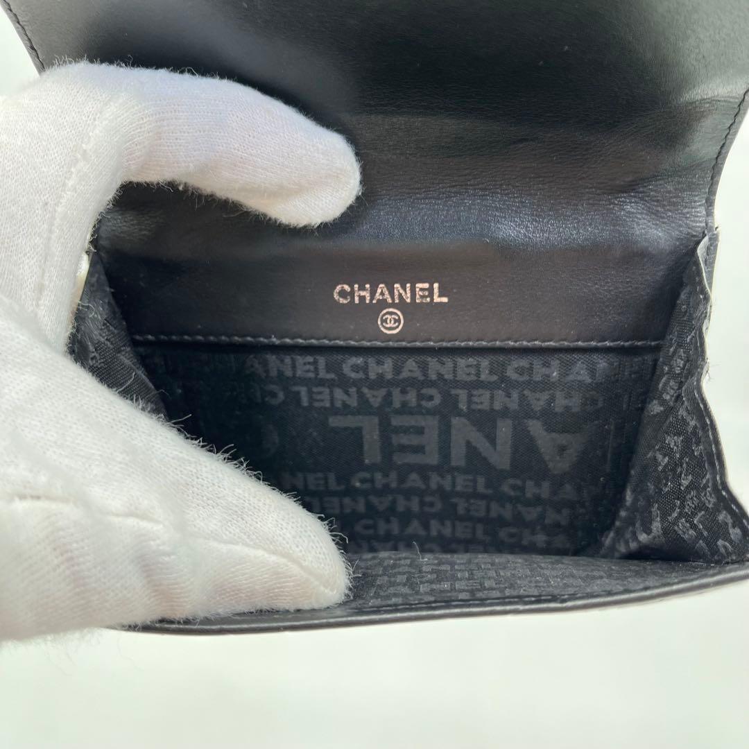 CHANEL 二つ折り財布 コンパクト ロゴ型押し 黒 レザー キルティング