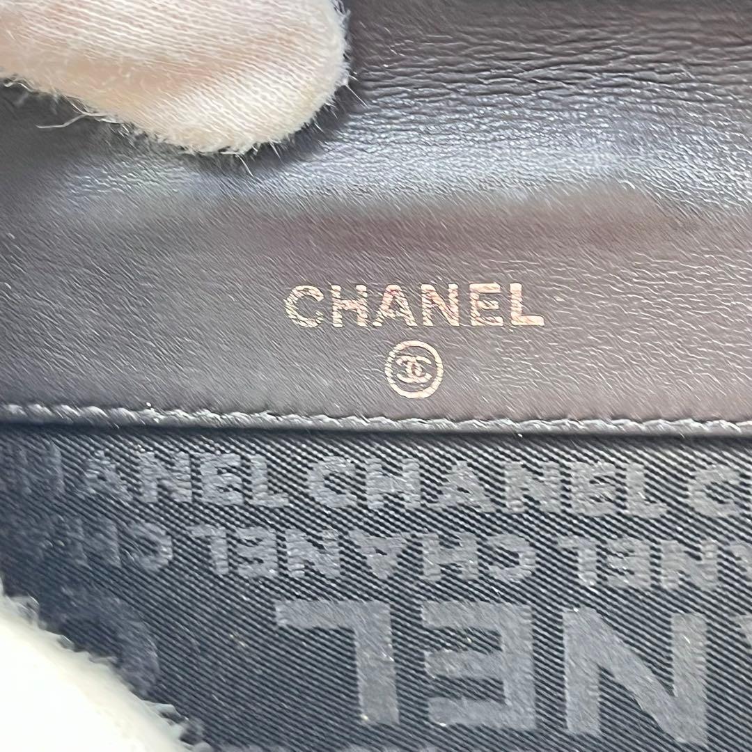 CHANEL 二つ折り財布 コンパクト ロゴ型押し 黒 レザー キルティング