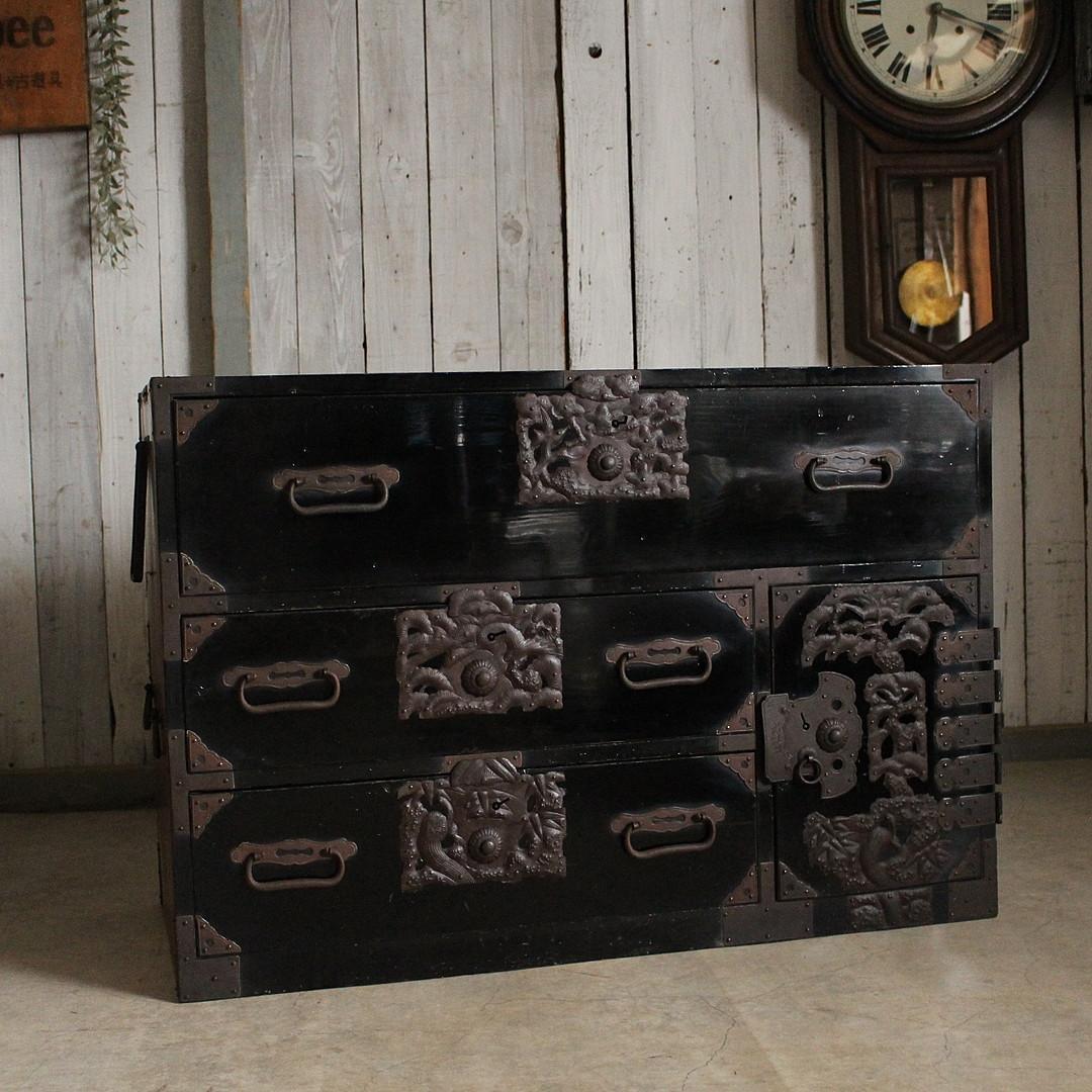 綺麗な打ち出し金具時代庄内箪笥　扉付き　時代箪笥　時代家具　古家具　古タンス