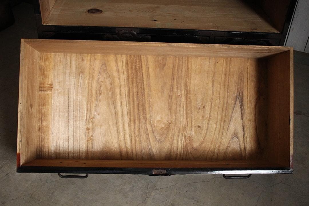 綺麗な打ち出し金具時代庄内箪笥　扉付き　時代箪笥　時代家具　古家具　古タンス