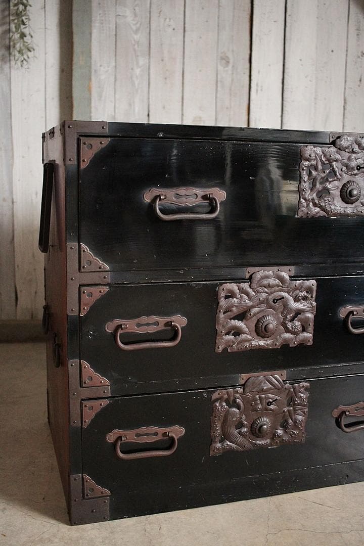 綺麗な打ち出し金具時代庄内箪笥　扉付き　時代箪笥　時代家具　古家具　古タンス