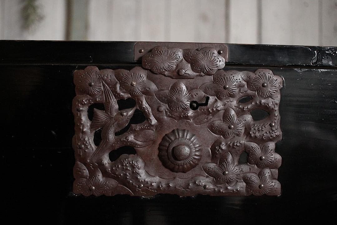 綺麗な打ち出し金具時代庄内箪笥　扉付き　時代箪笥　時代家具　古家具　古タンス