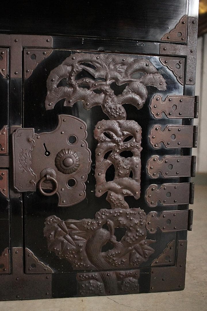 綺麗な打ち出し金具時代庄内箪笥　扉付き　時代箪笥　時代家具　古家具　古タンス