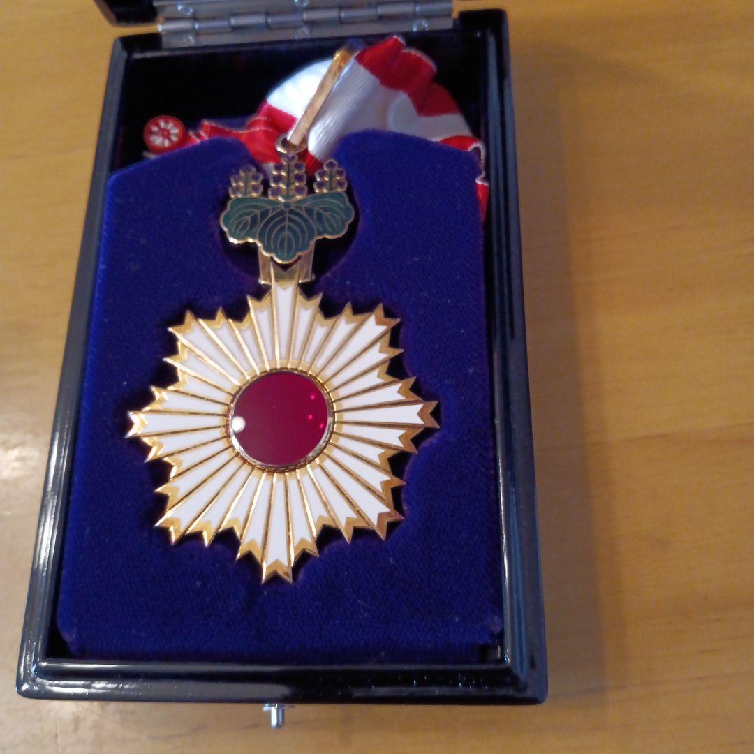 【超激レア】現行タイプ 旭日中綬章 H15制度改正後新型 旧勲三等 勲章 徽章