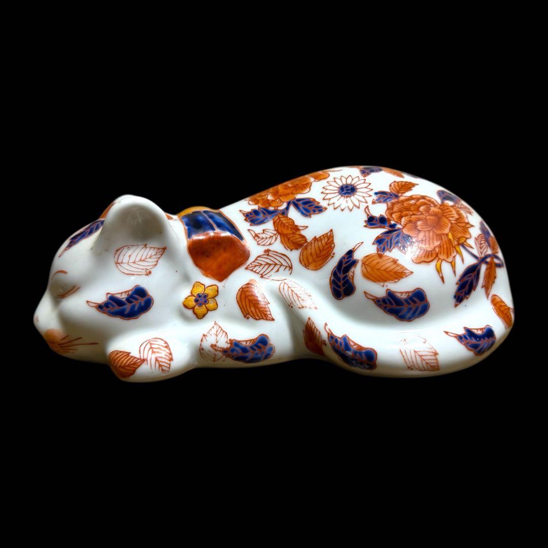 《希少》伊万里焼 陶器製 染錦花紋色絵牡丹装飾 眠り猫