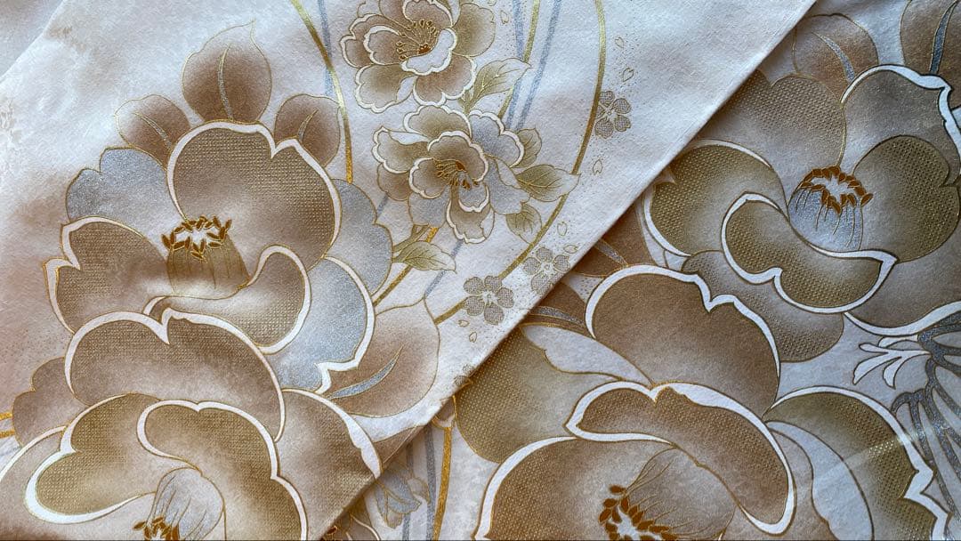 [喜織屋] ＊新品＊高級振袖＊白金　椿柄模様　金彩　成人式手縫いN251122