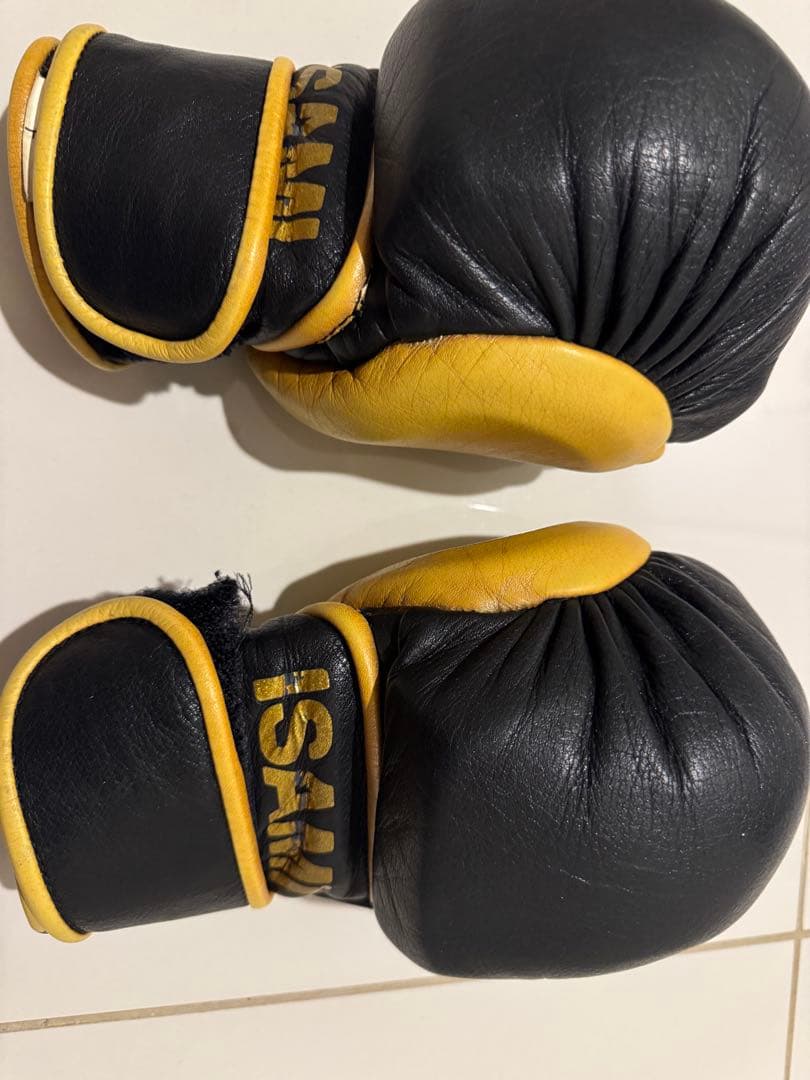 ISAMI パウンドグローブ 黒/黄(金)