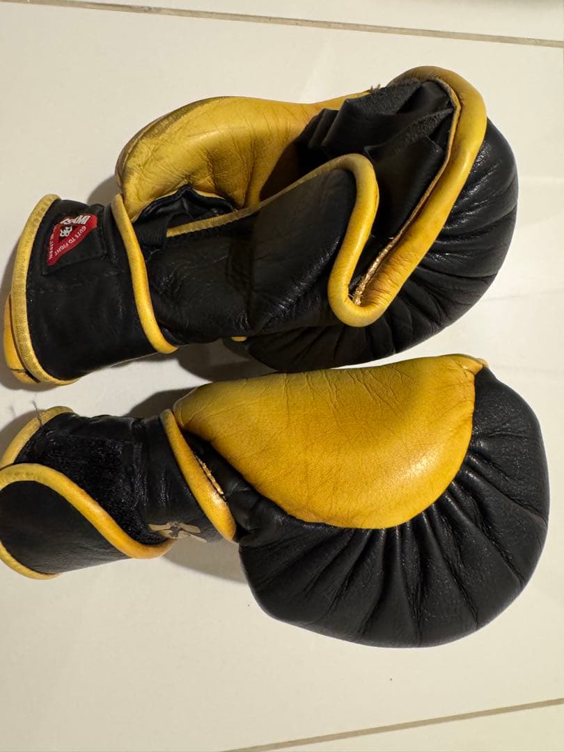 ISAMI パウンドグローブ 黒/黄(金)