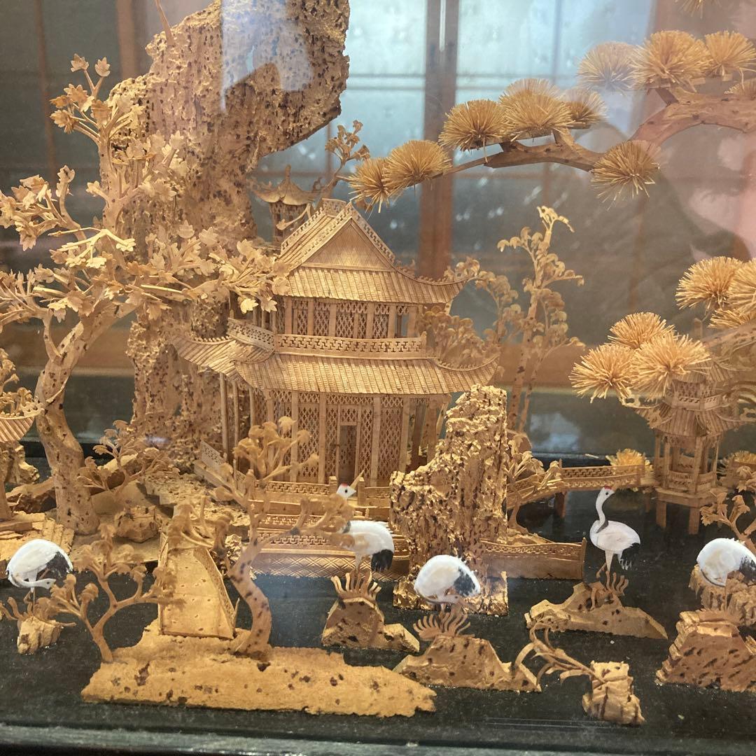 中国軟木画　コルク細工　工芸品　ガラスケース入り　置物　松　鶴　中国庭園