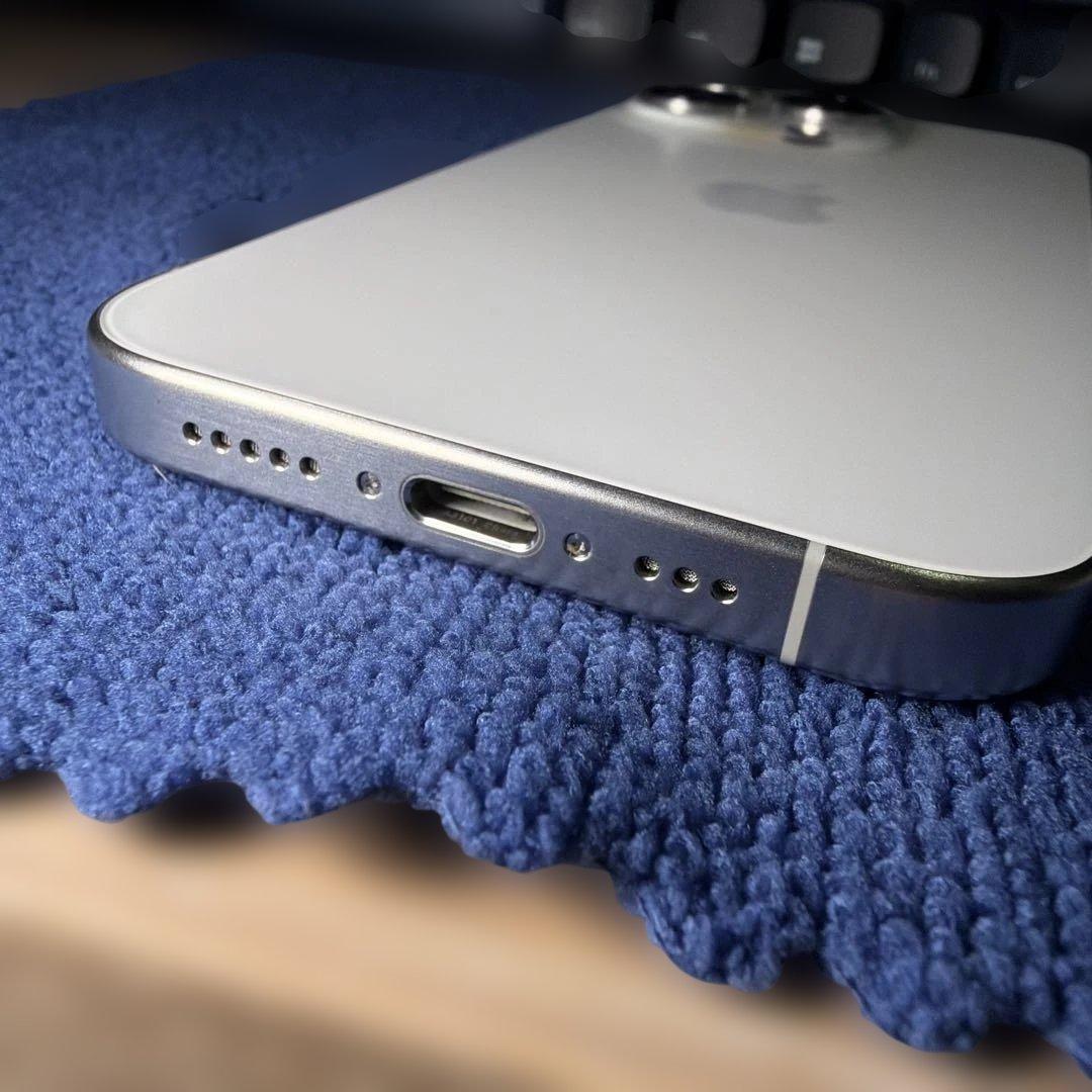 【美品】iPhone 15 Pro 256GB SIMフリー ホワイトチタニウム