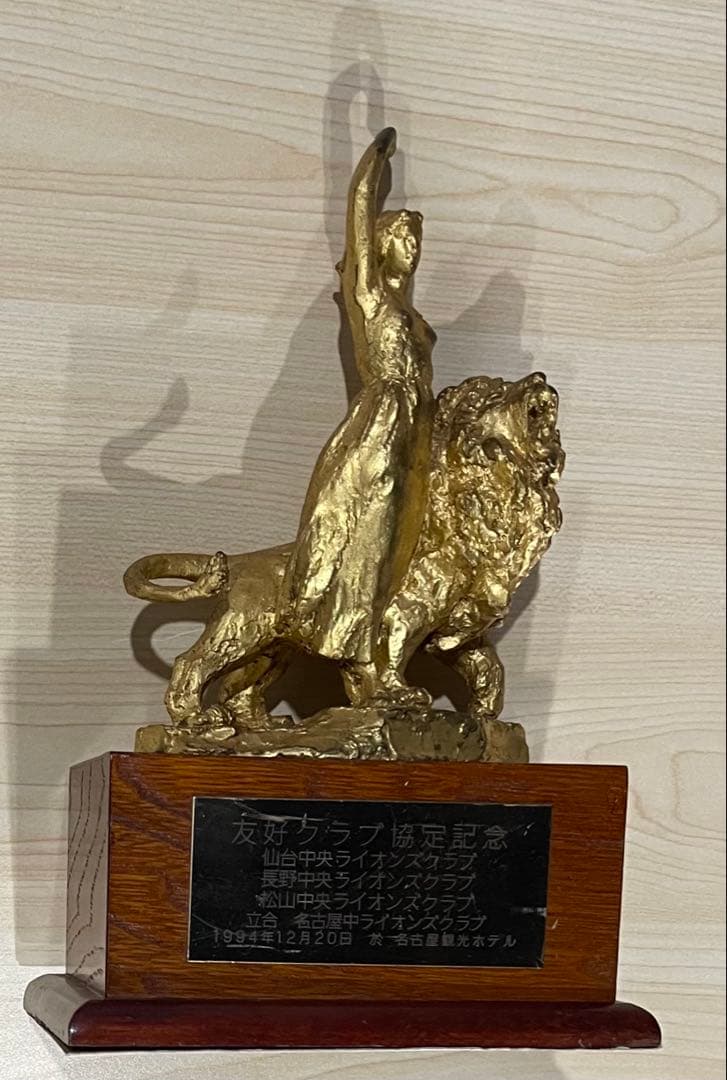 金メッキ 女性とライオン 彫刻