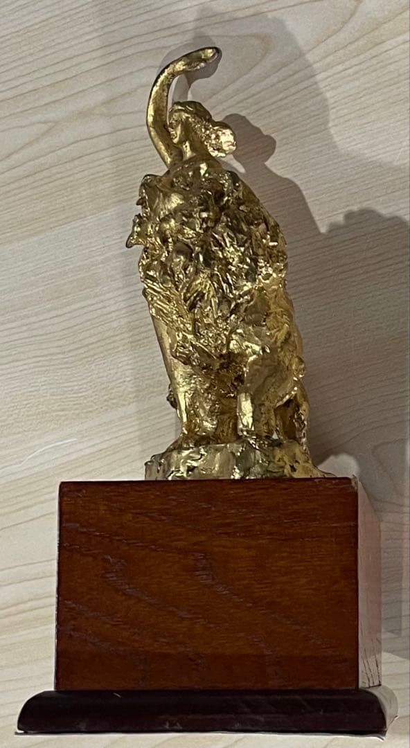 金メッキ 女性とライオン 彫刻