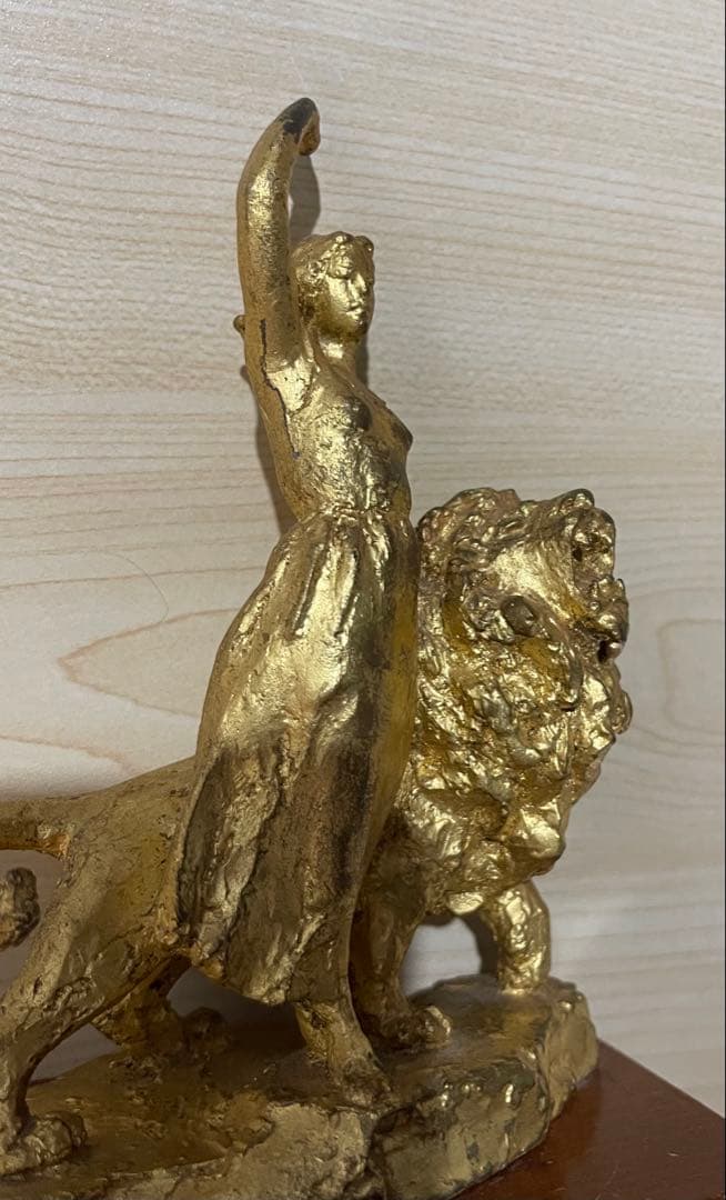 金メッキ 女性とライオン 彫刻
