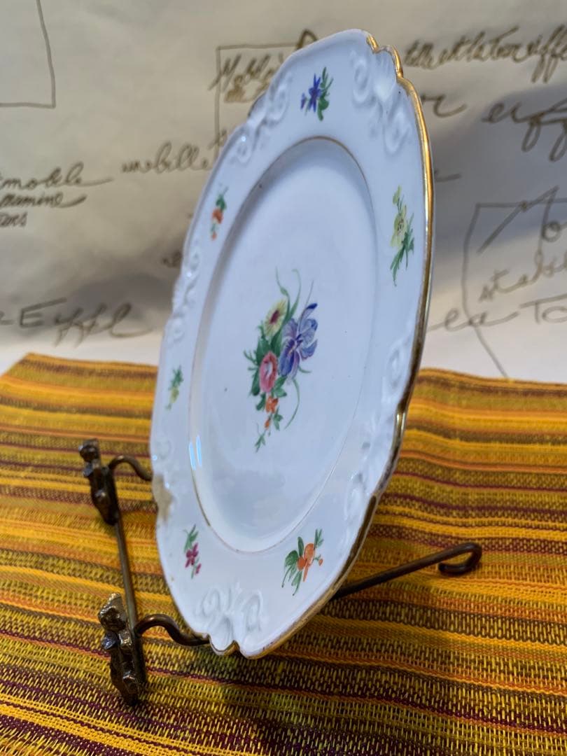 ロイヤルコペンハーゲン　レアな1820年〜アンティークの花柄エンボス加工のお皿！