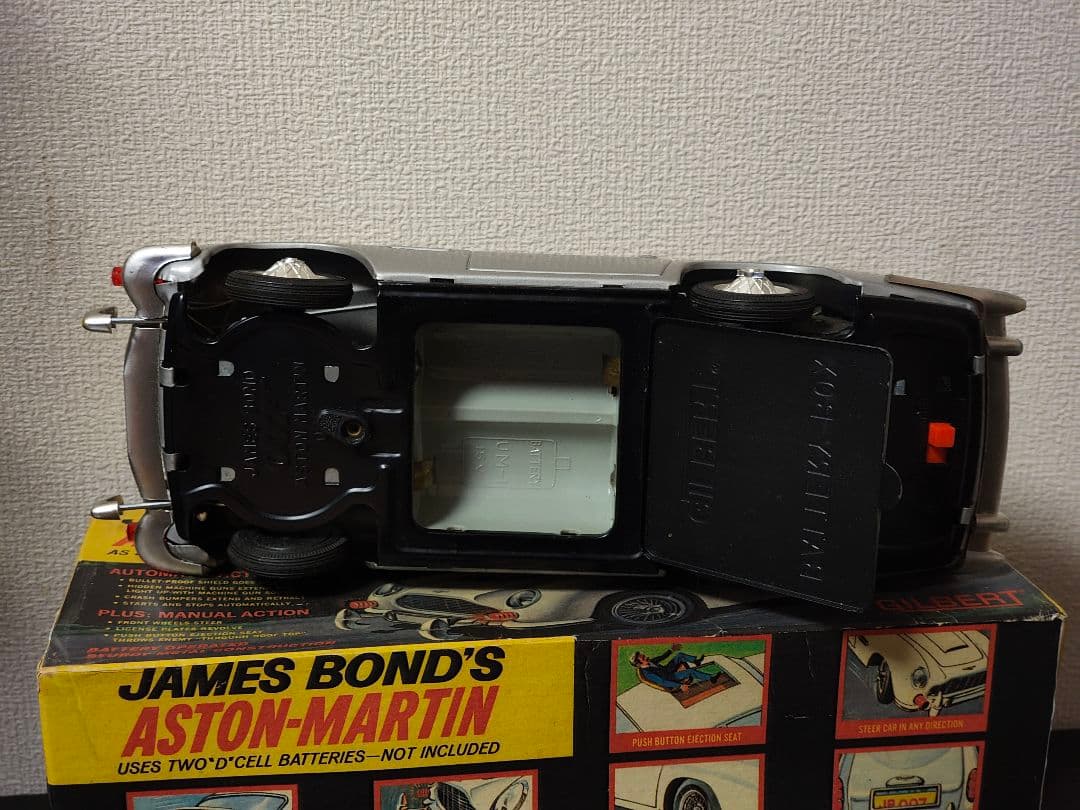 ギルバード　アストンマーチン　007　ジェームズ・ボンド