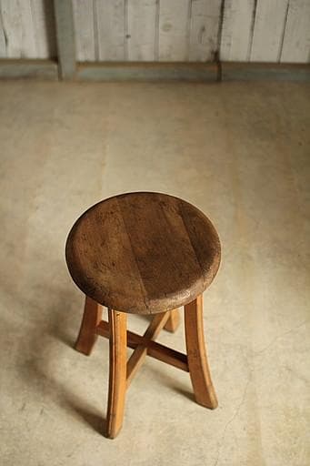古く味のある木製の丸椅子