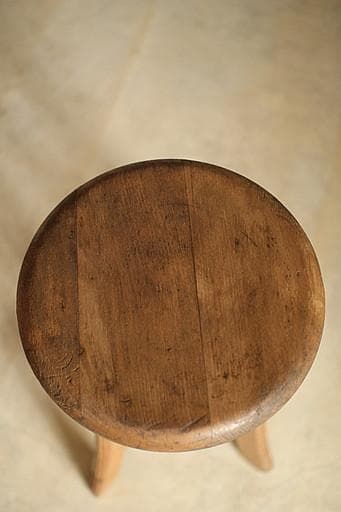 古く味のある木製の丸椅子