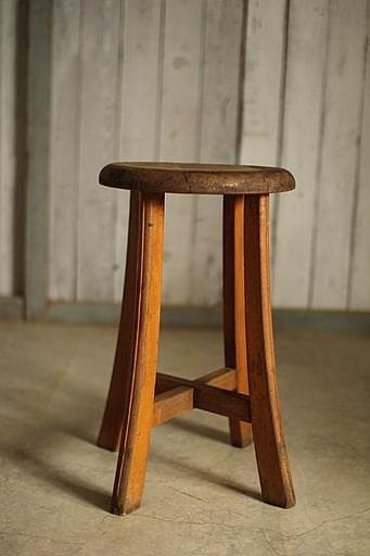 古く味のある木製の丸椅子