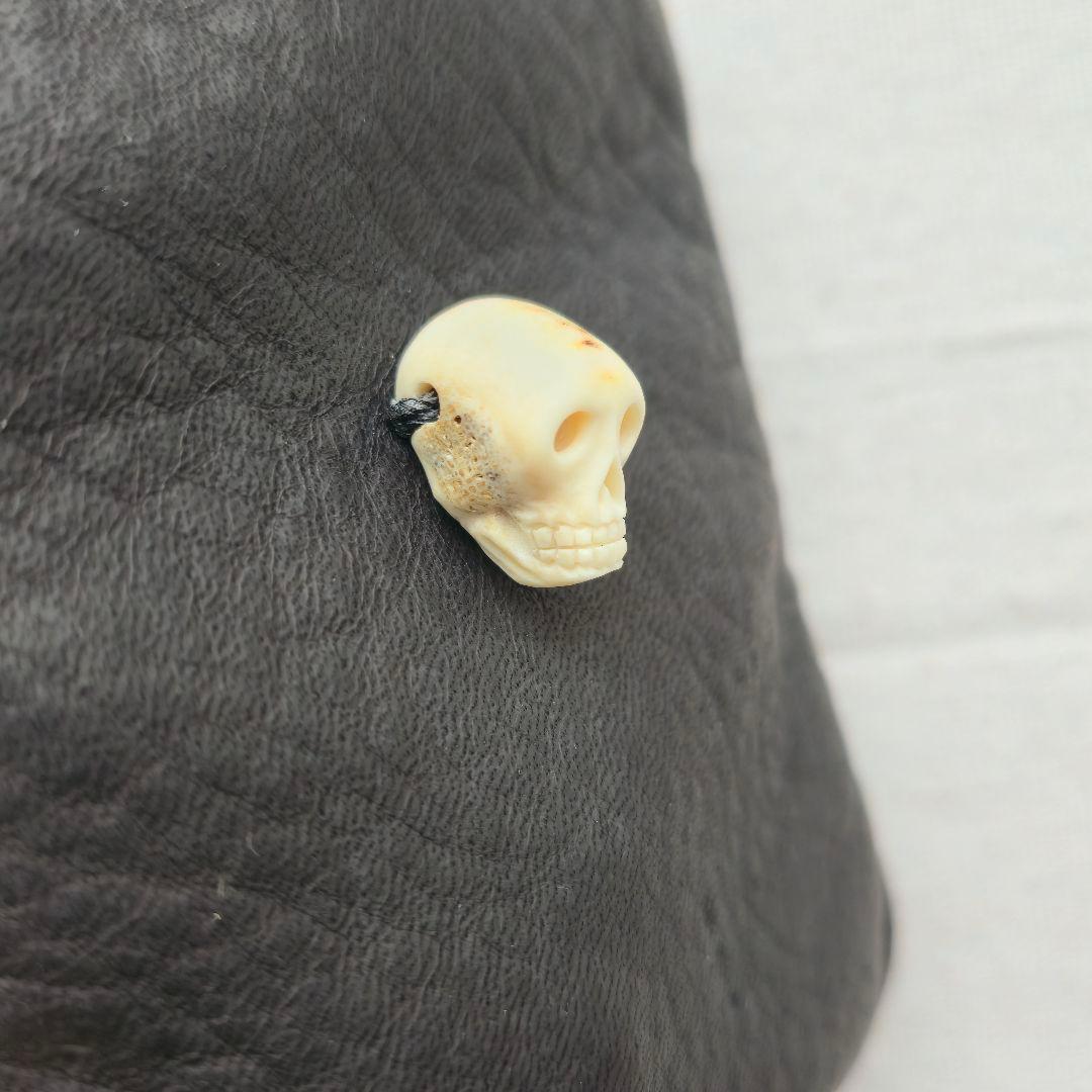 鹿革のシガレットケース 鹿角スカルボタン