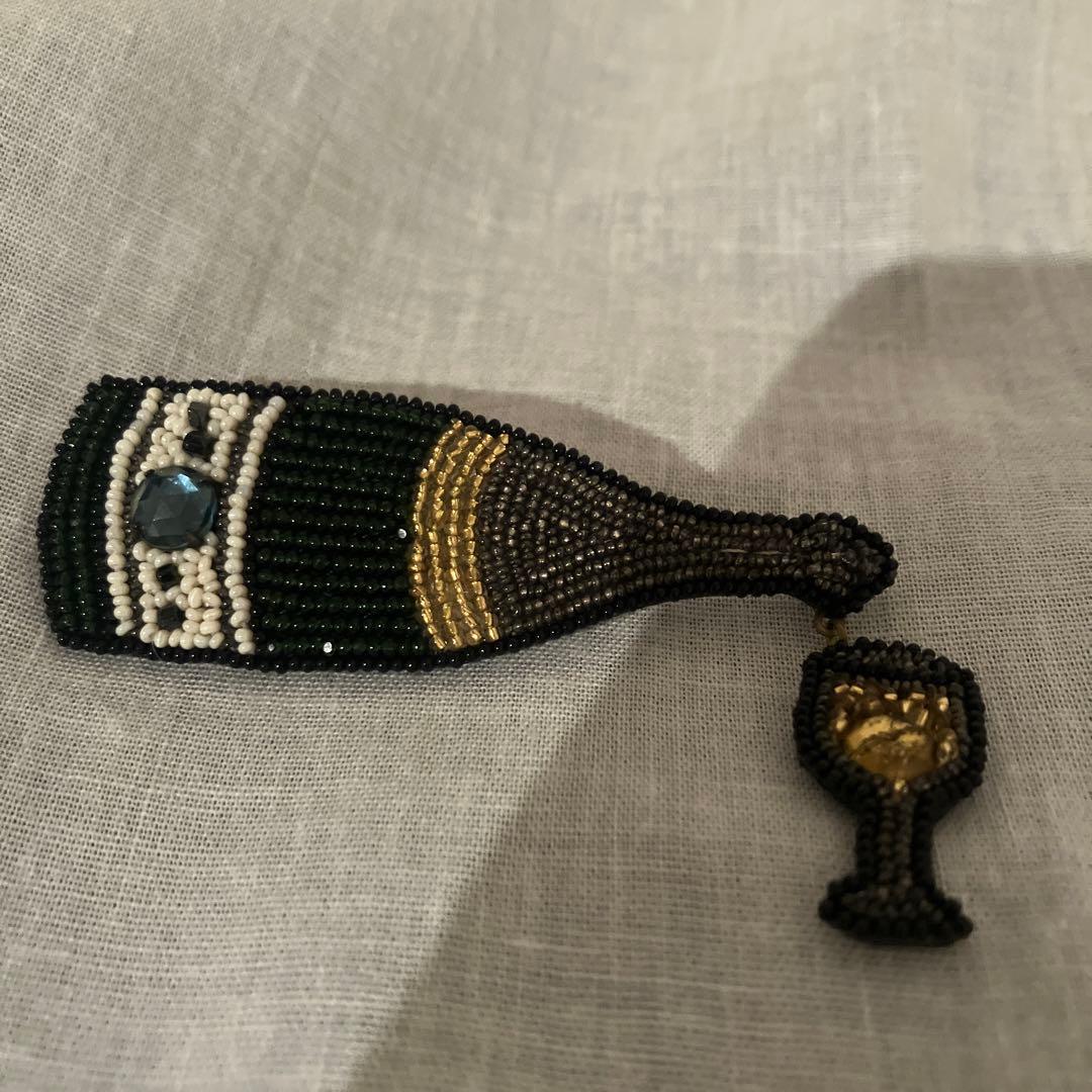 小林モー子さんシャンパンブローチ