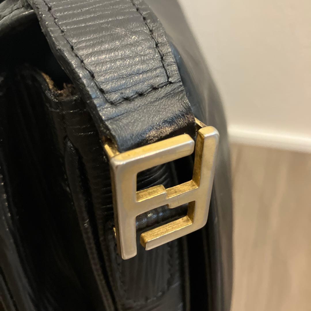 FENDI フェンディ ショルダーバッグ クロスボディ 肩掛け 斜め掛け 黒