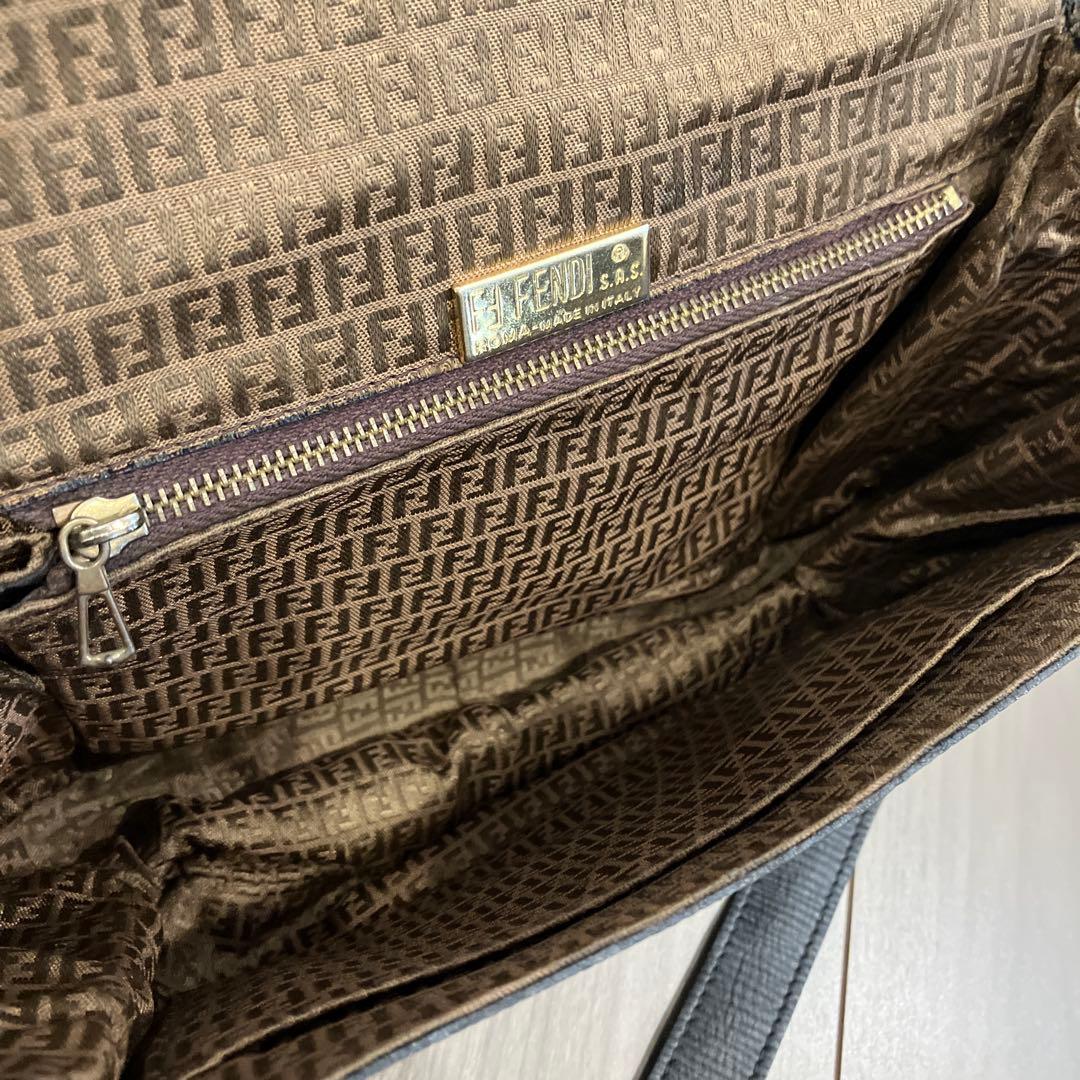 FENDI フェンディ ショルダーバッグ クロスボディ 肩掛け 斜め掛け 黒