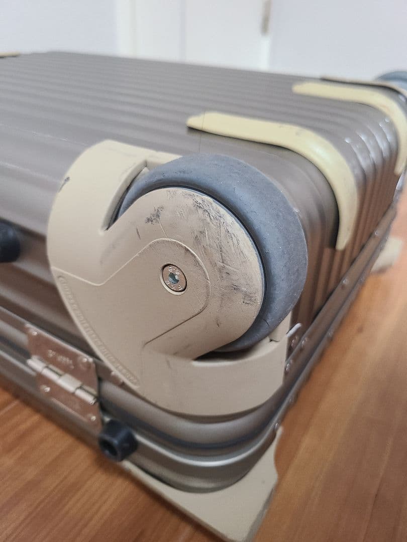 リモワ トパーズ プレミアム 35L 機内持ち込み 2輪 チタニウム アルミ